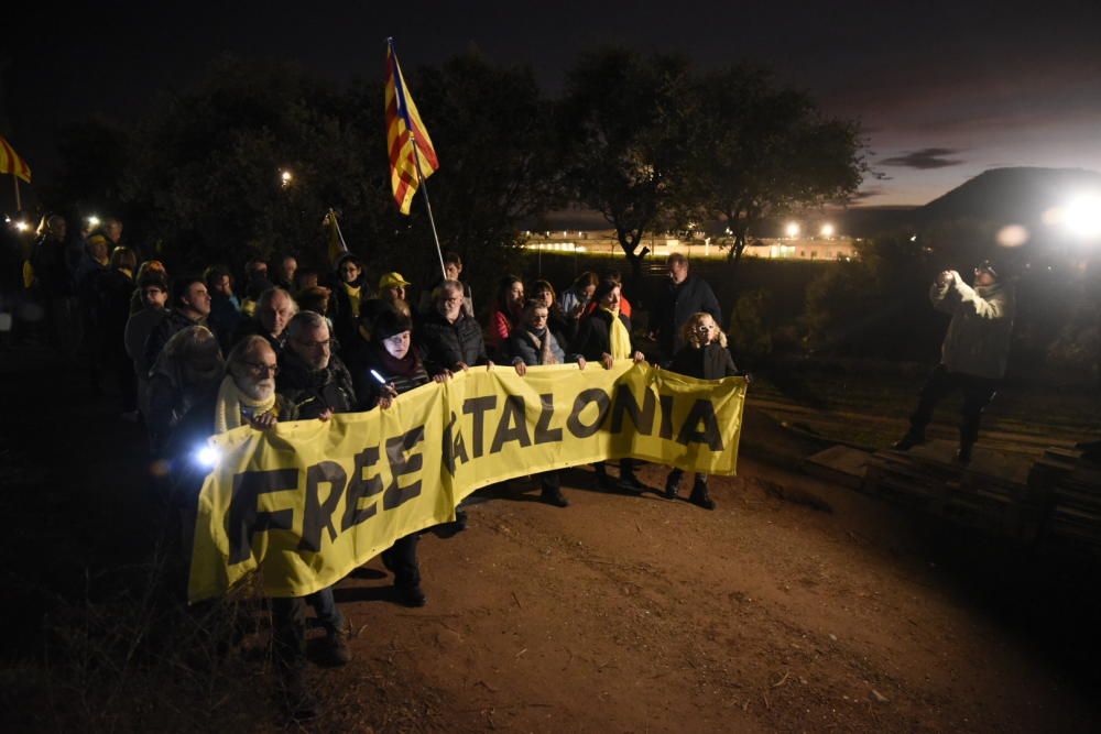 Resposta a la crida a envoltar Lledoners amb espelmes, llanternes i la llum dels mòbils