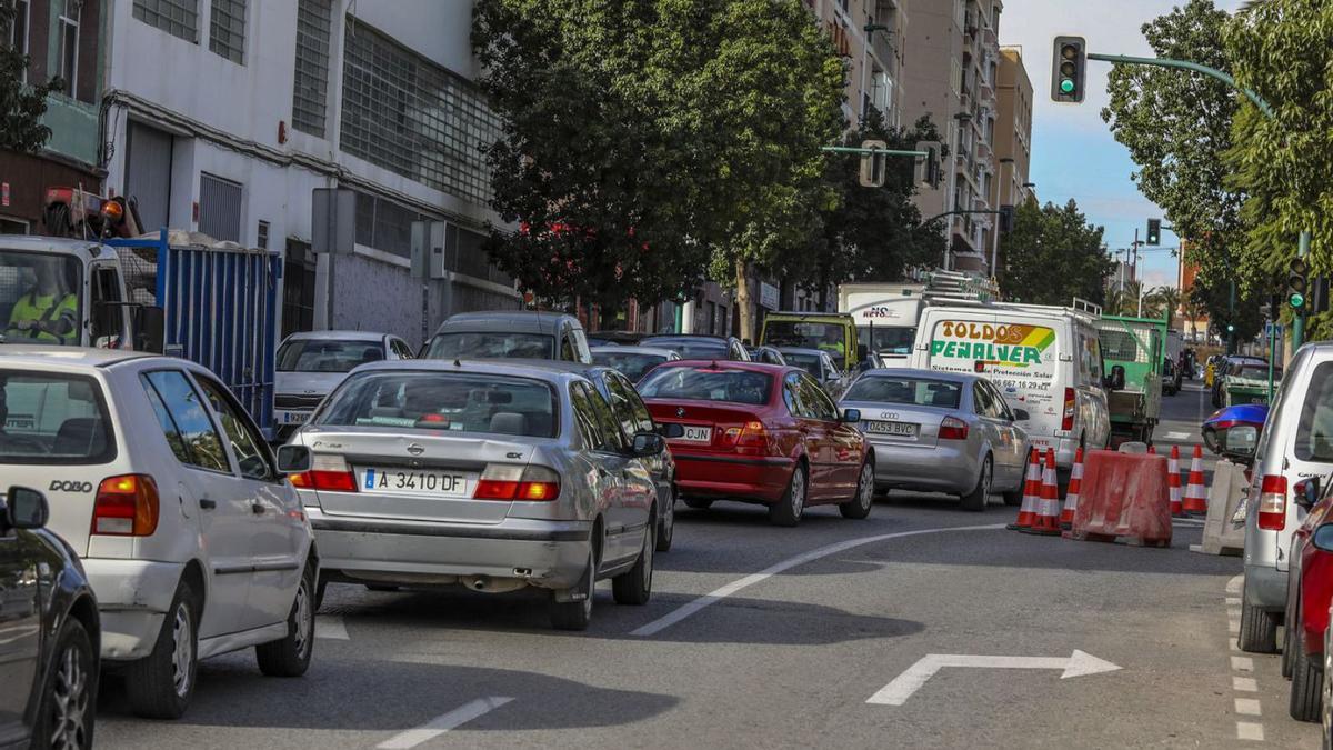 Circulación de vehículos en la zona de Carrús, en imagen de archivo. | ANTONIO AMORÓS