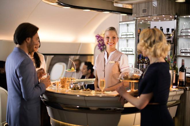 Lounge en el interior de un avión de Emirates