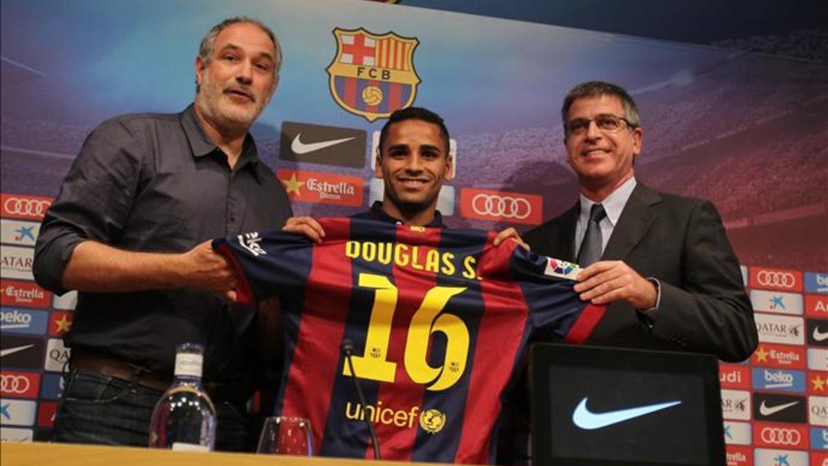 Zubizarreta, el día de la presentación de Douglas como nuevo jugador del FC Barcelona