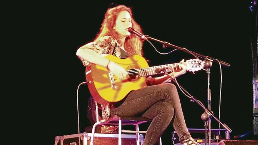 Una madrileña gana el concurso de cantautor
