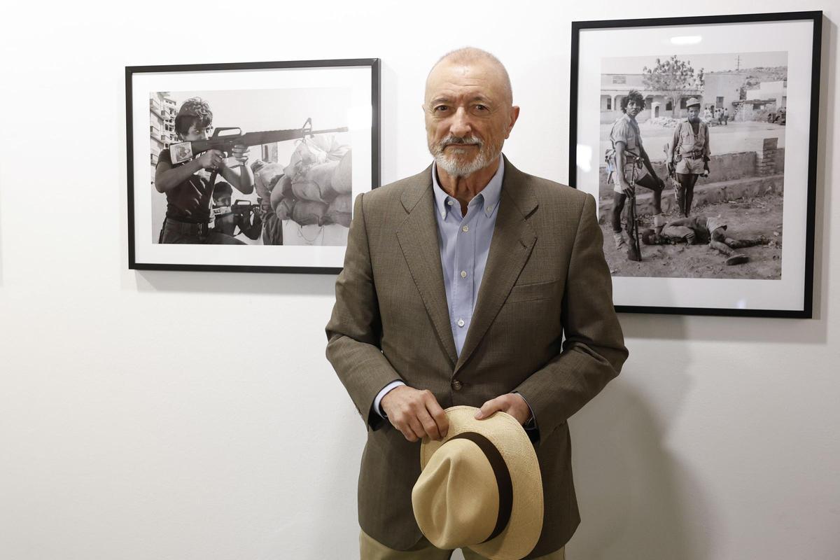 Arturo érez Reverte en la exposición 'Fotografías de guerra (1974-1985)'.