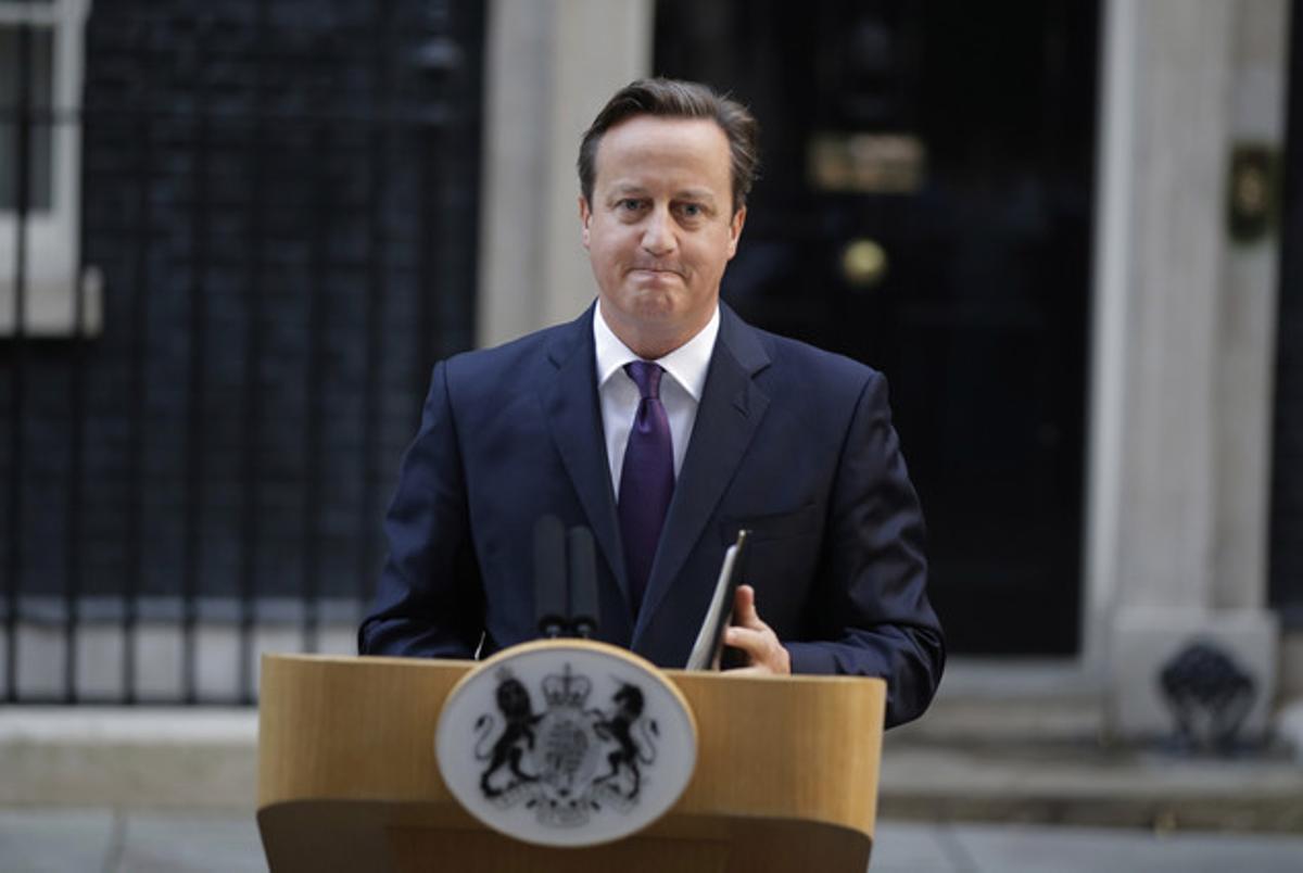 El primer ministro británico, David Cameron, comparece en el 10 de Downing Street, tras concerse el resultado del referéndum de Escocia.