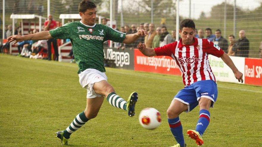 Álvaro Bustos centra ante la presión de un defensa del Racing de Ferrol.