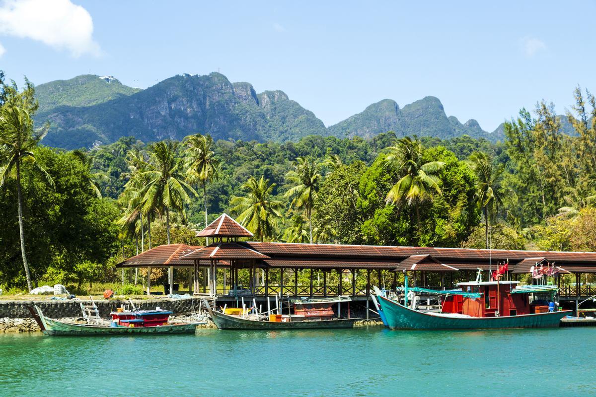 Langkawi es un distrito y un archipiélago de 99 islas en el mar de Andamán a unos 30 km de la costa continental del noroeste de Malasia.