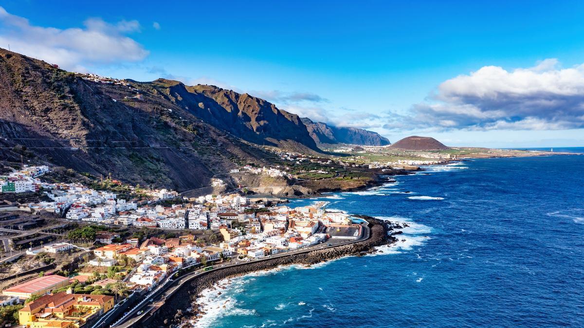 Tenerife: piscinas naturales, cetáceos en libertad y un pueblo de postal.