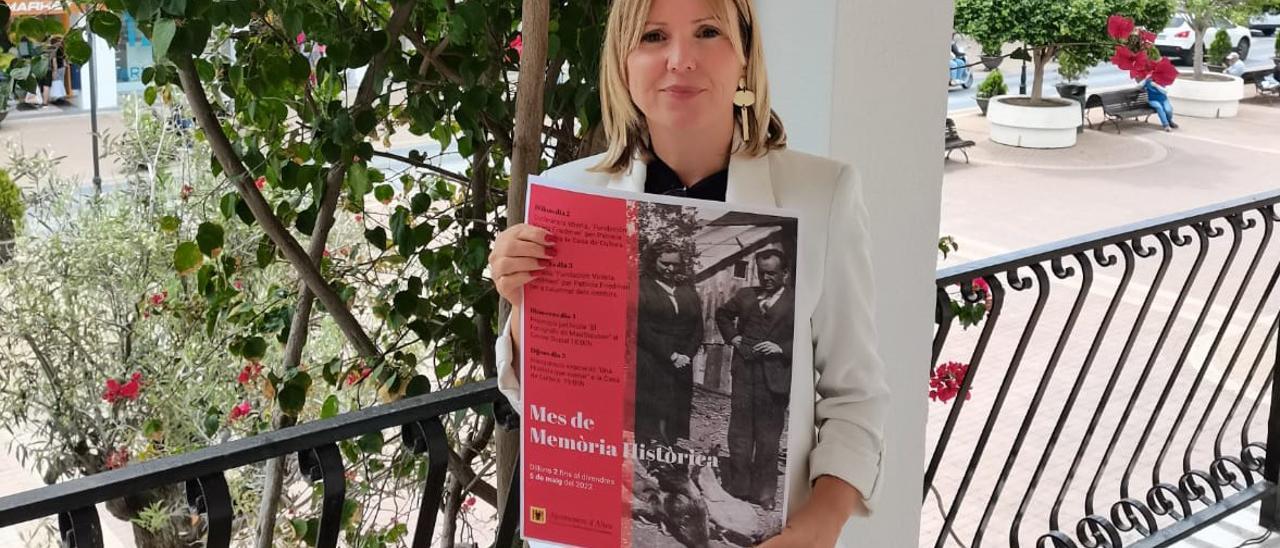 La concejala Mari Antonia Laviós, con cartel actividades del homenaje a los alteanos víctimas del nazismo.