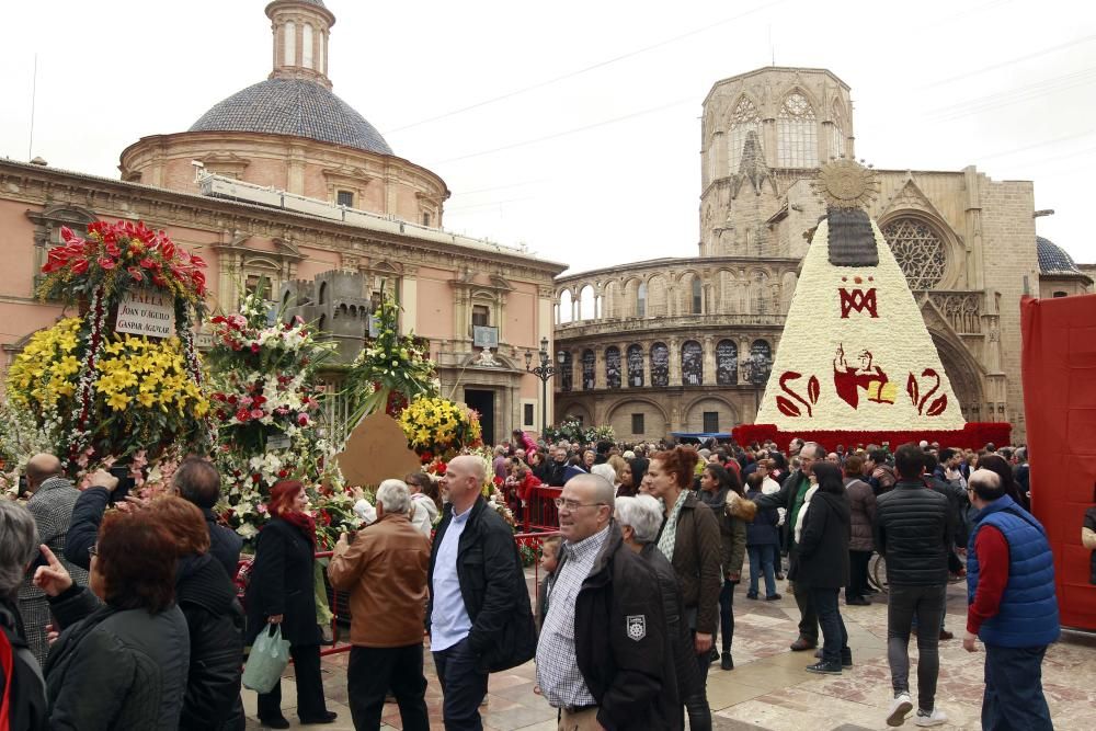 La plaza se llena para ver el manto de la Virgen