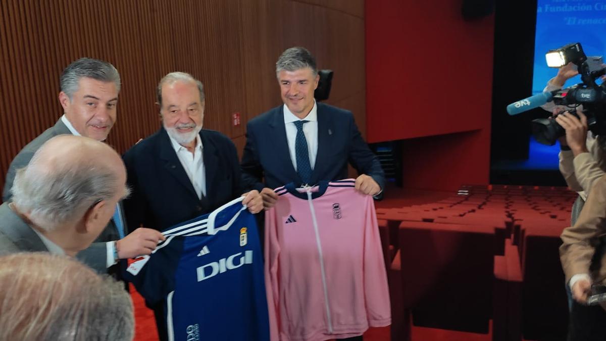 Carlos Slim posa con la camiseta del Oviedo.