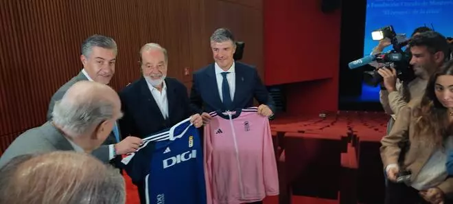 VÍDEO: Carlos Slim posa con la equipación del Real Oviedo en Avilés