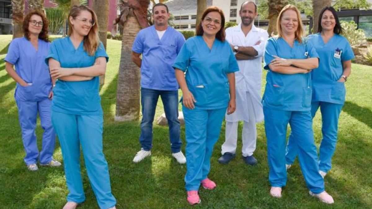 A la derecha, con bata blanca, el doctor Delvys Rodríguez,  junto a otros miembros de la Fundación Canaria de Cáncer de Pulmón . | | LP/DLP