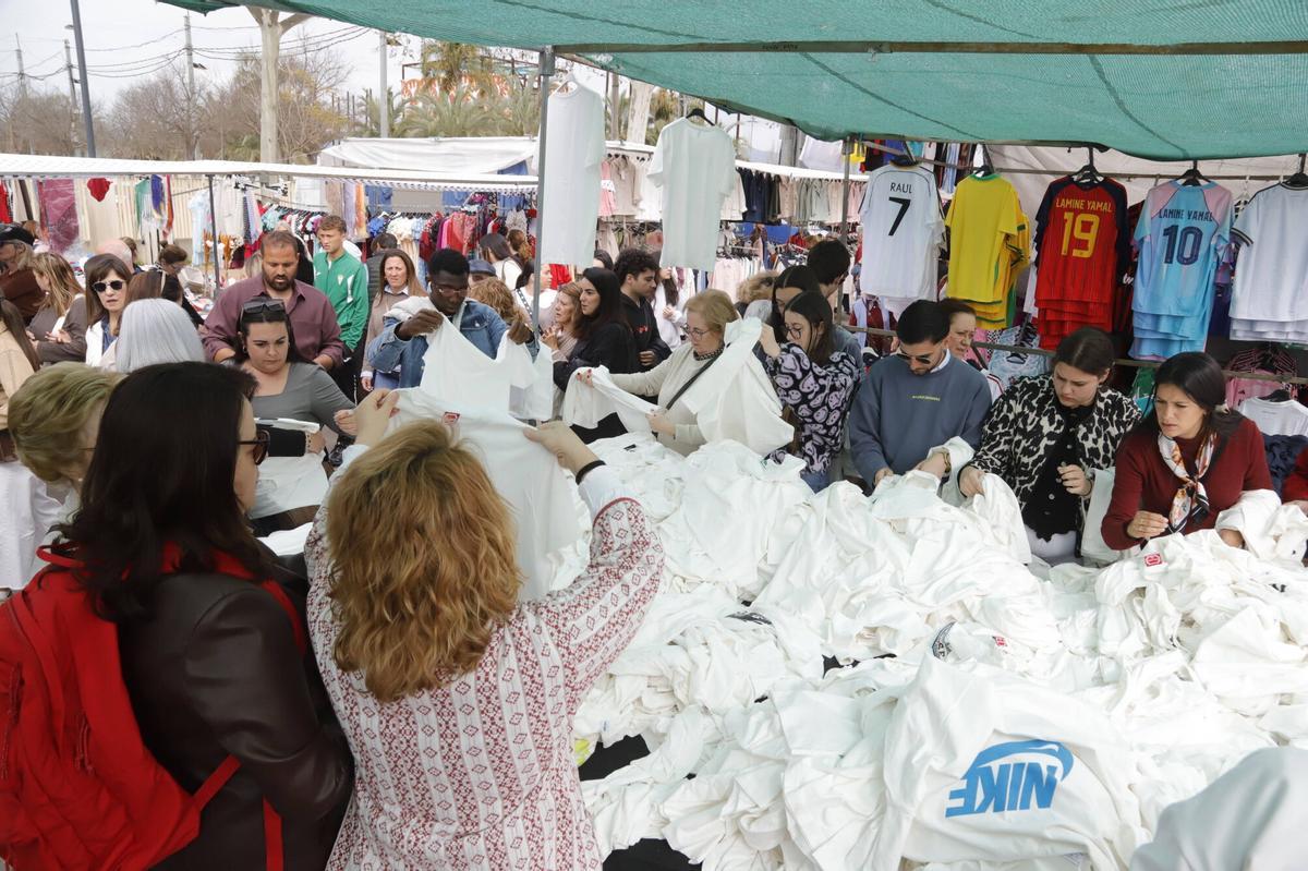 El mercadillo de El Arenal, en imágenes