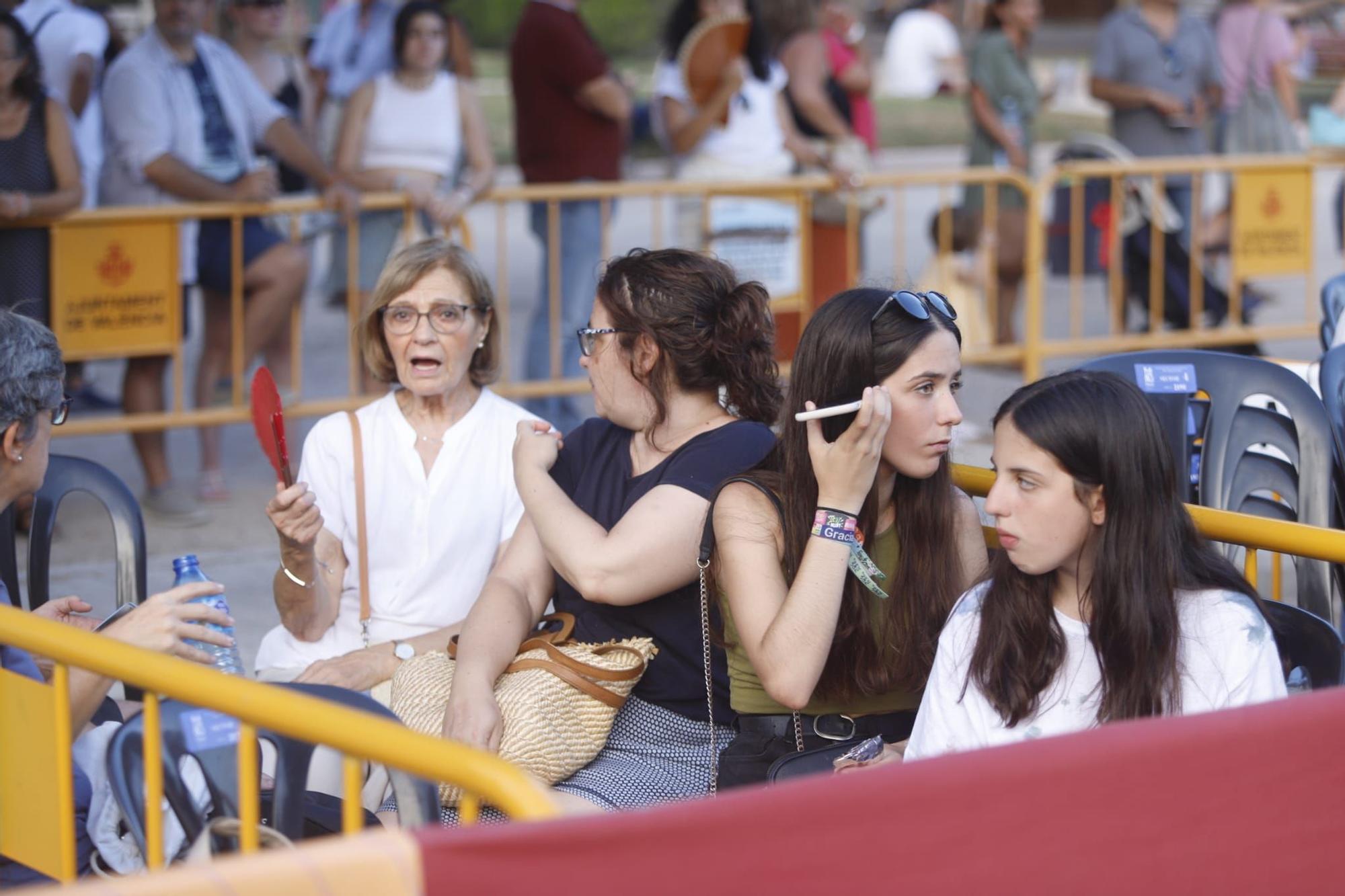 Búscate en los palcos de la Batalla de Flores de València 2022