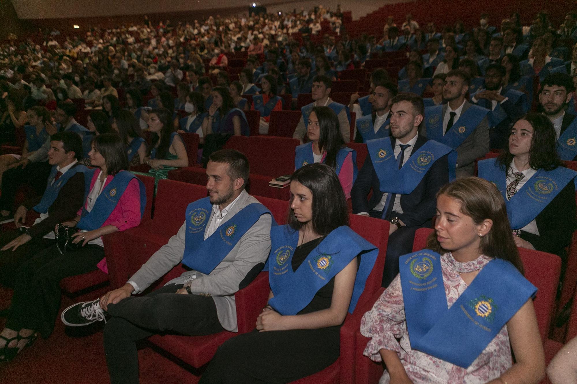 En imágenes: Así ha sido la graduación de Biología y Biotecnología en el Centro Niemeyer, en Avilés