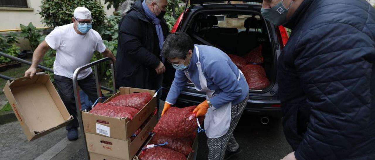 La llegada de la donación de castañas a la Cocina Económica. | Luisma Murias