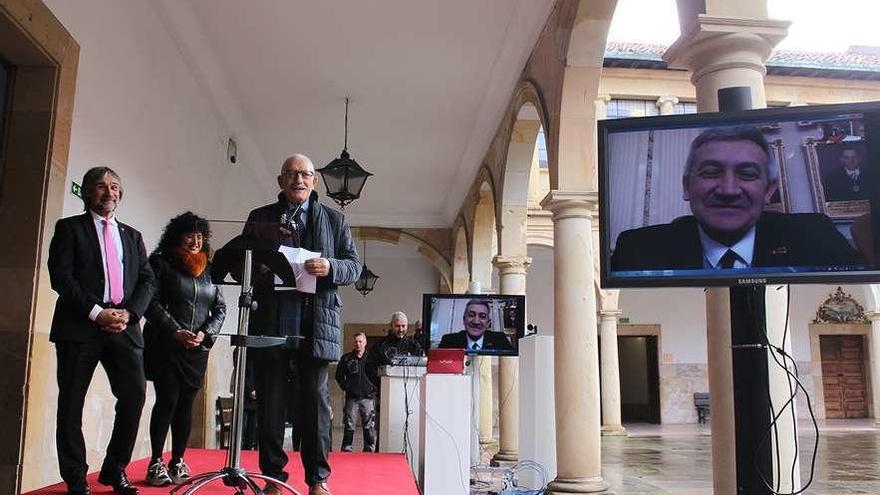 Ramón Rodríguez, durante el acto, en el que el rector de la Universidad, Santiago García Granda, intervino por videoconferencia. Detrás del homenajeado, el vicerrector de Investigación, José Ramón Obeso, y la gerente, Ana Caro.