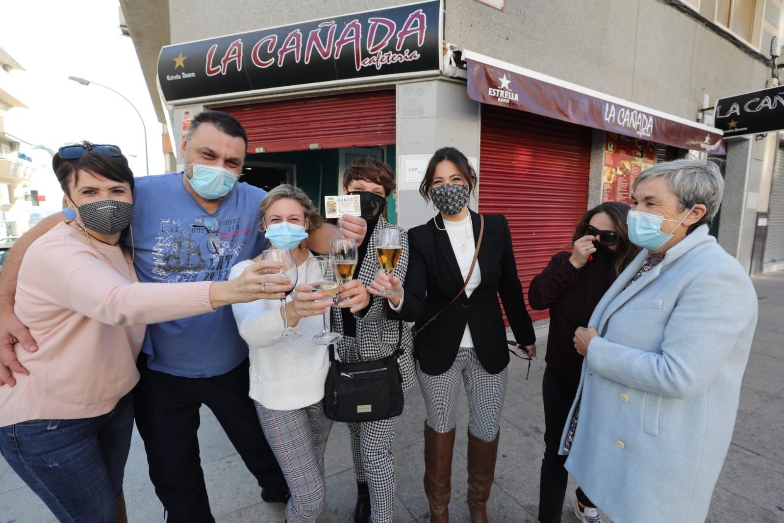 Celebración en el bar de El Altet en el que se ha vendido el quinto premio de la Lotería de Navidad