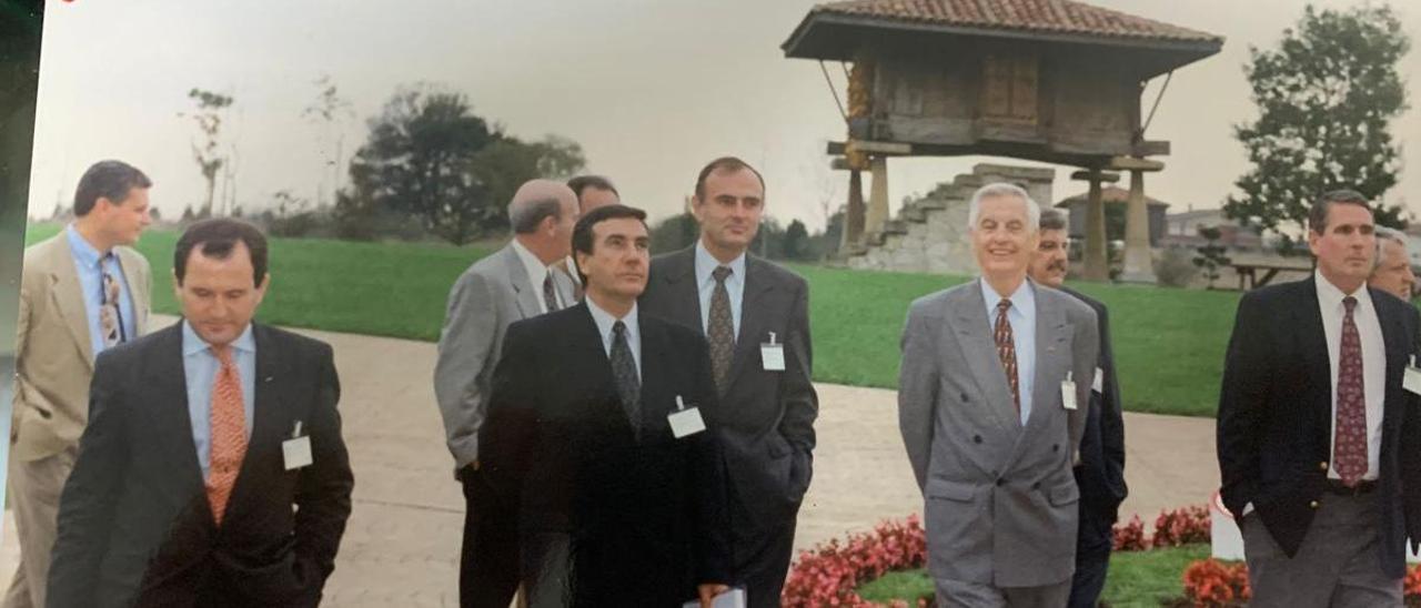 Edgard  S. Woolard, segundo por la derecha, durante una visita a Asturias junto a otros directivos de Du Pont.