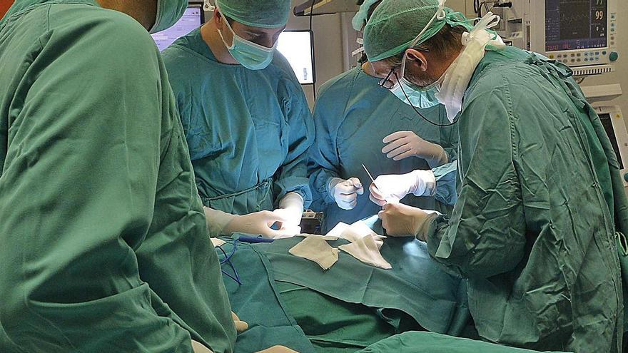 Un equipo quirúrgico opera en un hospital de la provincia, en imagen de archivo. | MATÍAS SEGARRA
