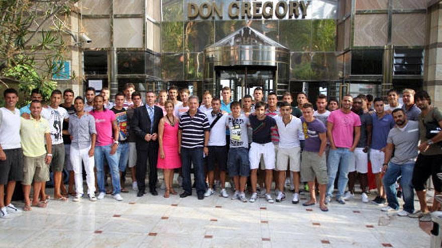 Convocatoria y cuerpo técnico de la UD Las Palmas, ayer, junto al director del hotel, Alejandro Moriana -c-, y María del Pino Felipe,  junto a Juan Manuel, en la puerta del Don Gregory. i DEL ROSARIO