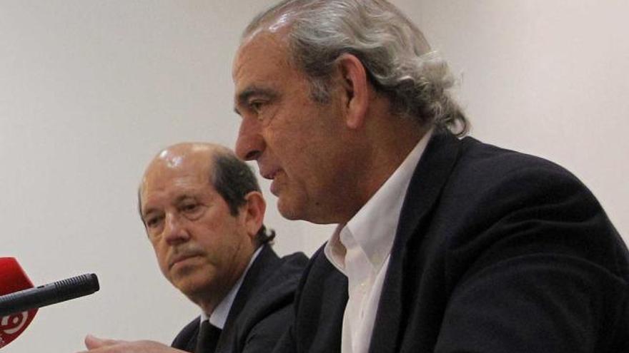 Manuel Llorente y Társilo Piles, presidente de la Fundación, durante una rueda de prensa.