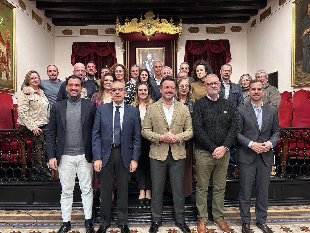 Los funcionarios del Ayuntamiento de Elche con el alcalde y concejales del equipo de gobierno