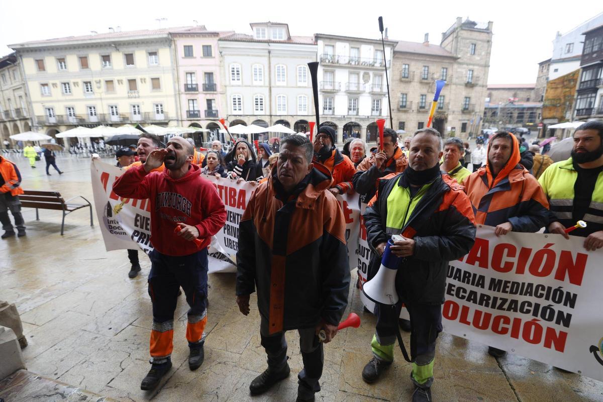 EN IMÁGENES: La alcaldesa de Avilés sufre un escrache en un minuto de silencio por el 11M