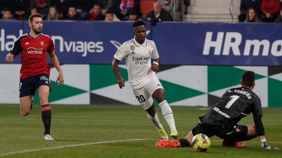 Vinicius se planta delante de Sergio Herrera ante la atenta mirada de Moncayola