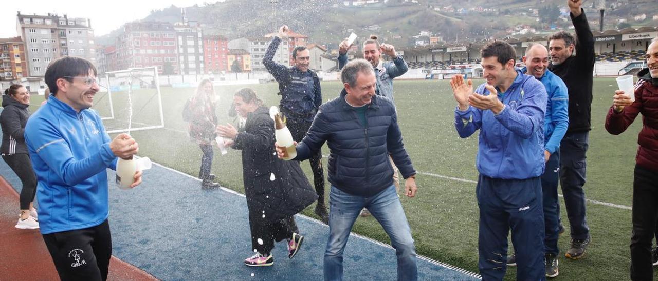 Integrantes del Club Atletismo de Mieres celebran el premio Gordo