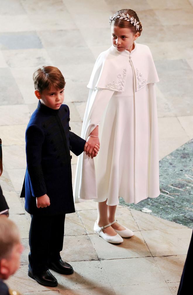 La princesa Charlotte y su hermano Louis en la coronación de Carlos III