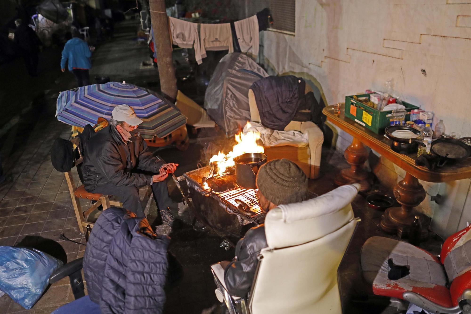 Amigos de la Calle reparte alimentos calientes y ropa para que las personas sin techo ganen la batalla a las bajas temperaturas