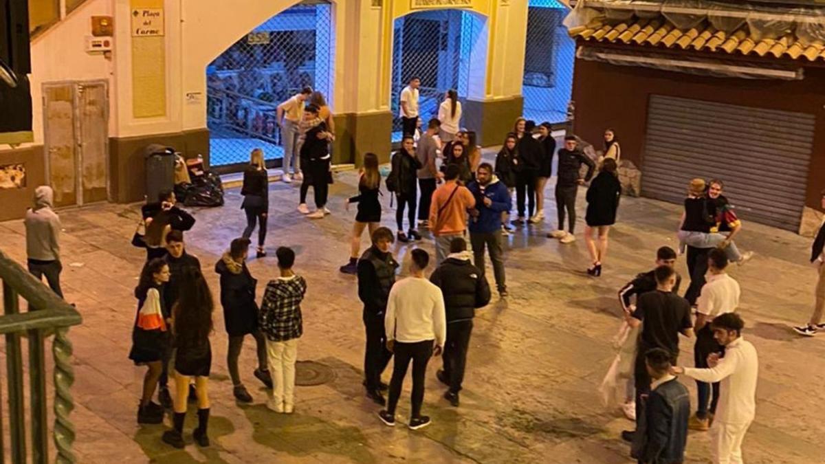 La plaça del Carme de Lloret on s’acumulen els clients de l’oci nocturn del centre històric