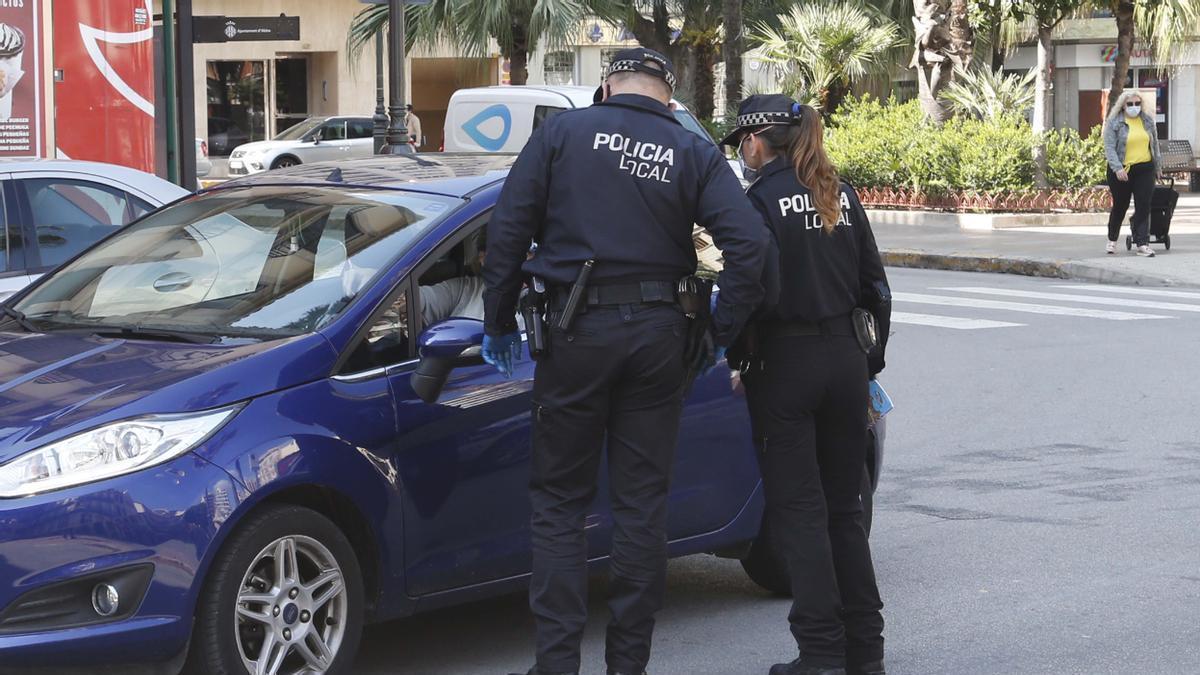 Agentes de la Policía Local en un servicio en la plaza Mayor, en una imagen de archivo. VICENT M PASTOR