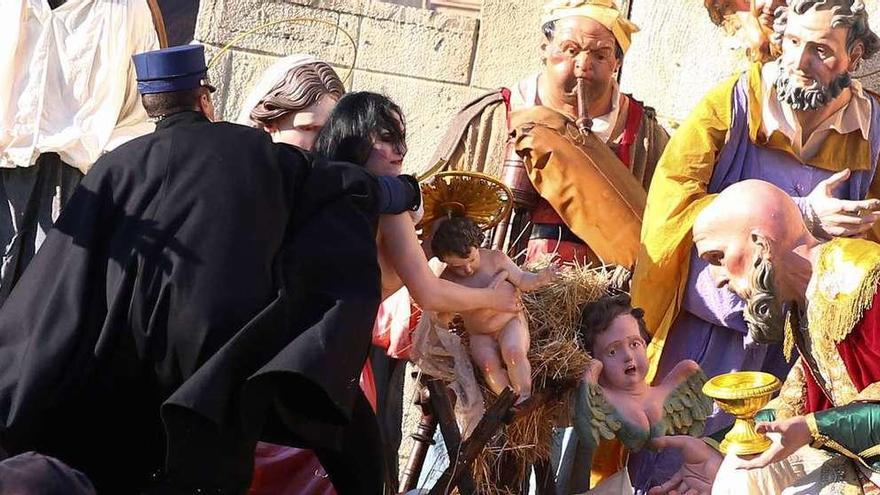 Una activista de Femen trata de llevarse el niño Jesús del belén del Vaticano.  // Reuters