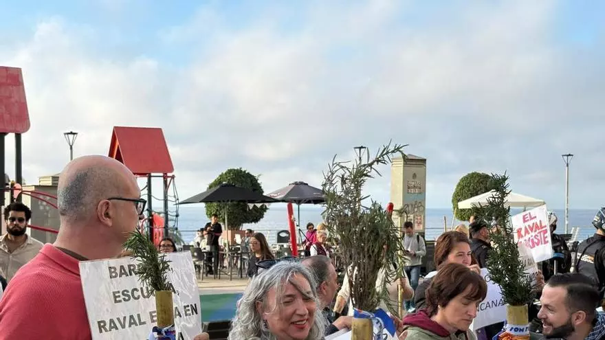 Los vecinos del Raval Roig protestan junto al paso de la romería de Santa Faz por el barrio