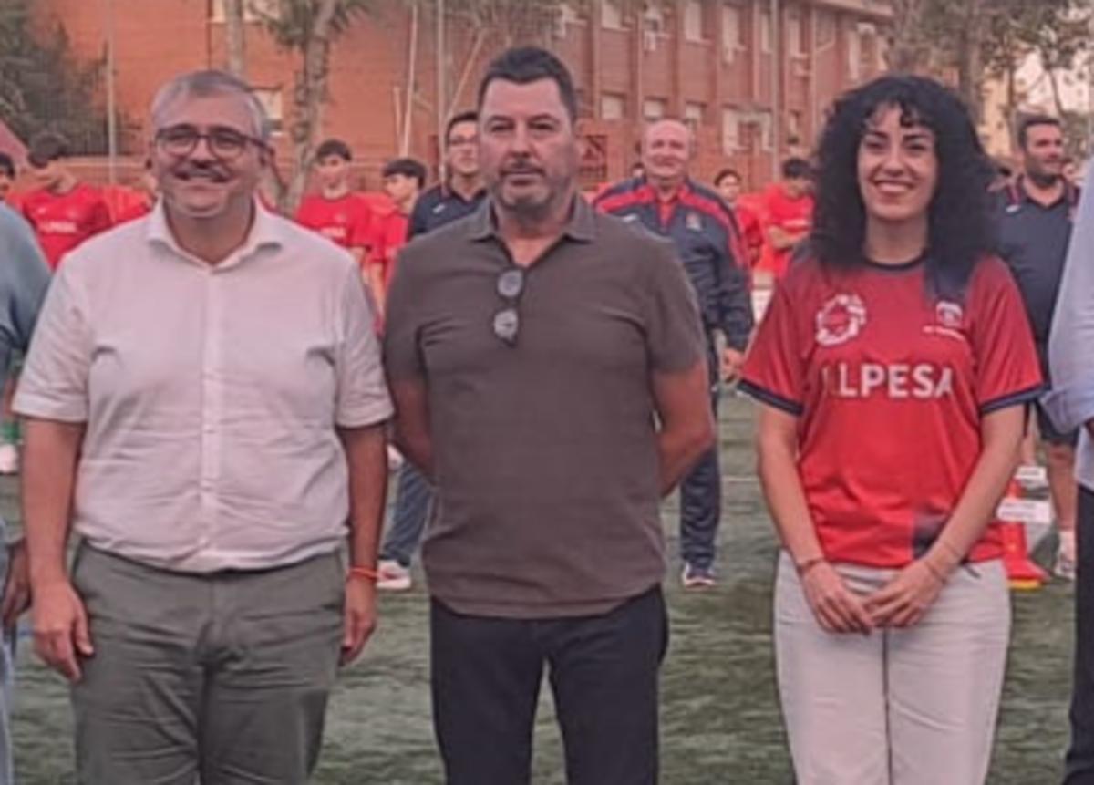 El presidente de la UE Tavernes, entre el concejal de Deportes y la alcaldesa, el día de la presentación del club