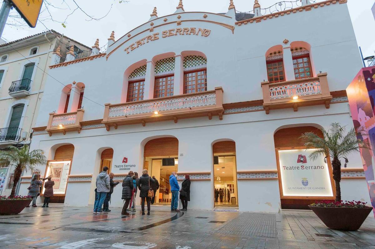 Fachada del Teatre Serrano.
