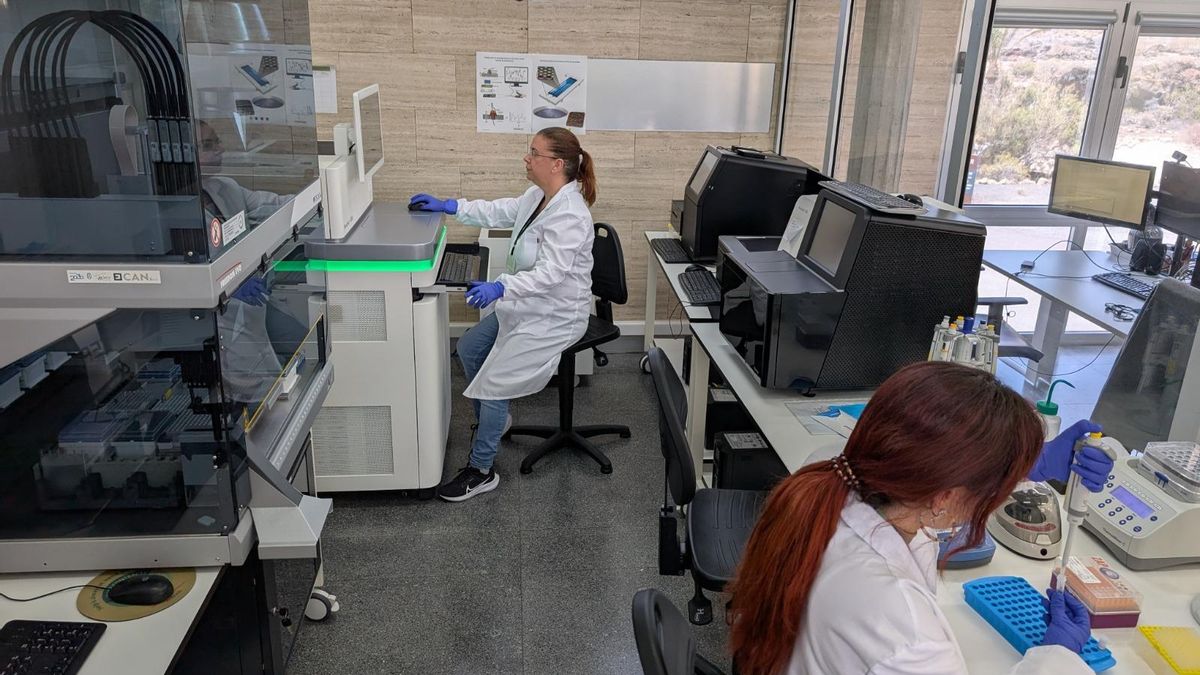 Dos investigadoras del Área de Genómica del ITER de Tenerife.