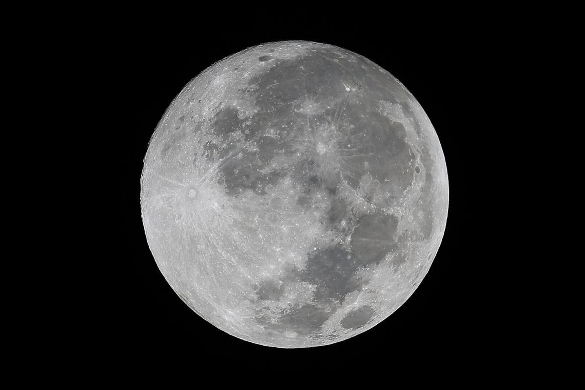 TAIPEI (Taiwan), 06/10/2025.- The supermoon also known as the Harvest Moon shines over Taipei, Taiwan 07 October 2025. EFE/EPA/RITCHIE B. TONGO