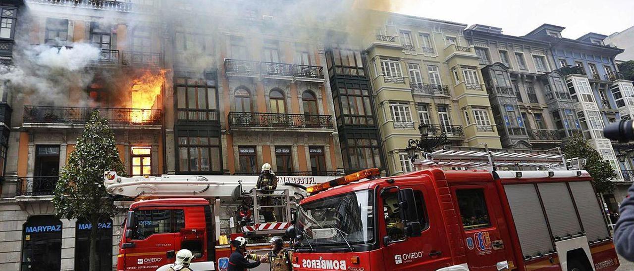 Varios bomberos, durante el incendio de Uría en el que perdió la vida Eloy Palacio en 2016.