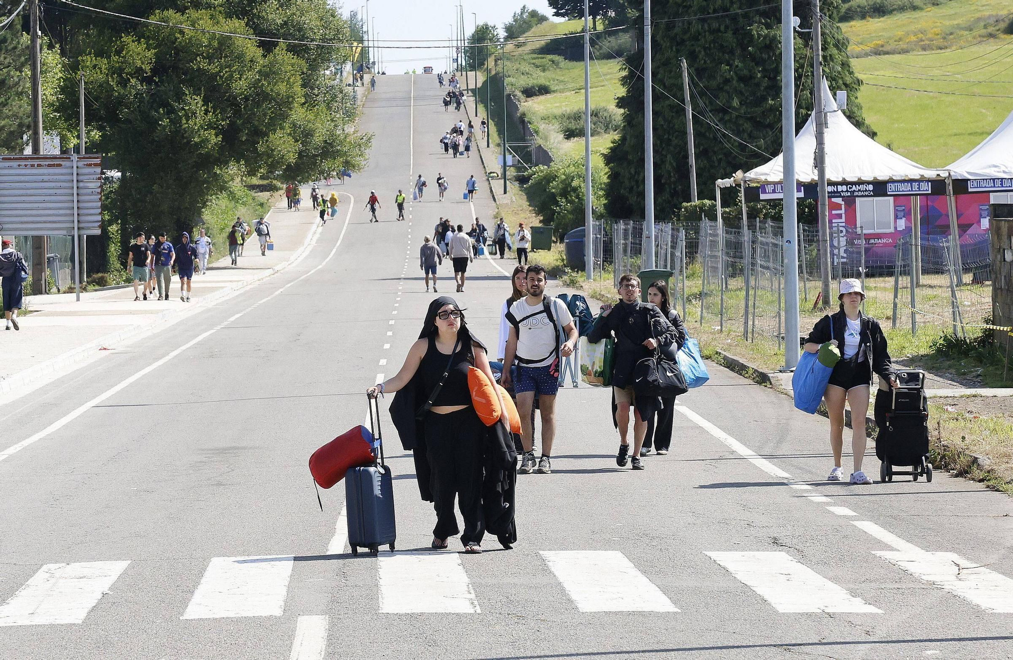 Vuelta a la realidad, paso a paso y mochila a cuestas: los campistas abandonan el Monte do Gozo