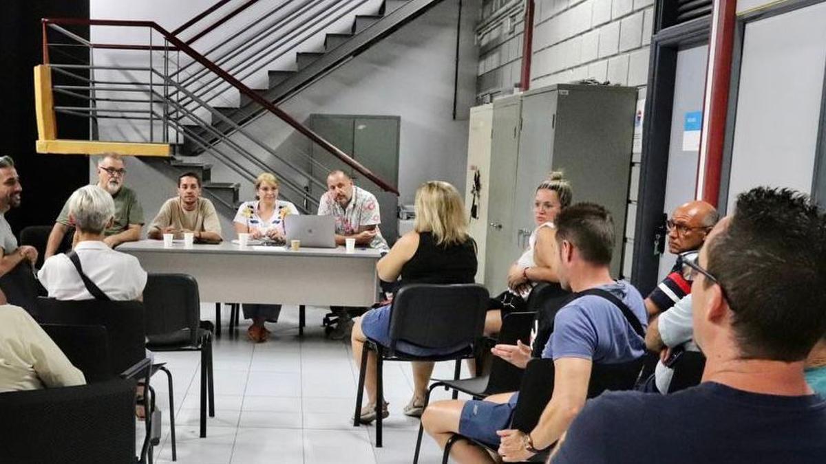 El concejal de Fiestas y los directores artísticos, durante la reunión con los representantes de las murgas adultas.