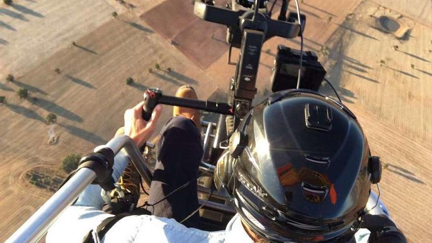 El joven cineasta grabando imágenes aéreas en un rodaje anterior.