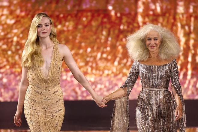 Elle Fanning y Helen MIrren de la mano en Le Défilé de L'Oréal Paris