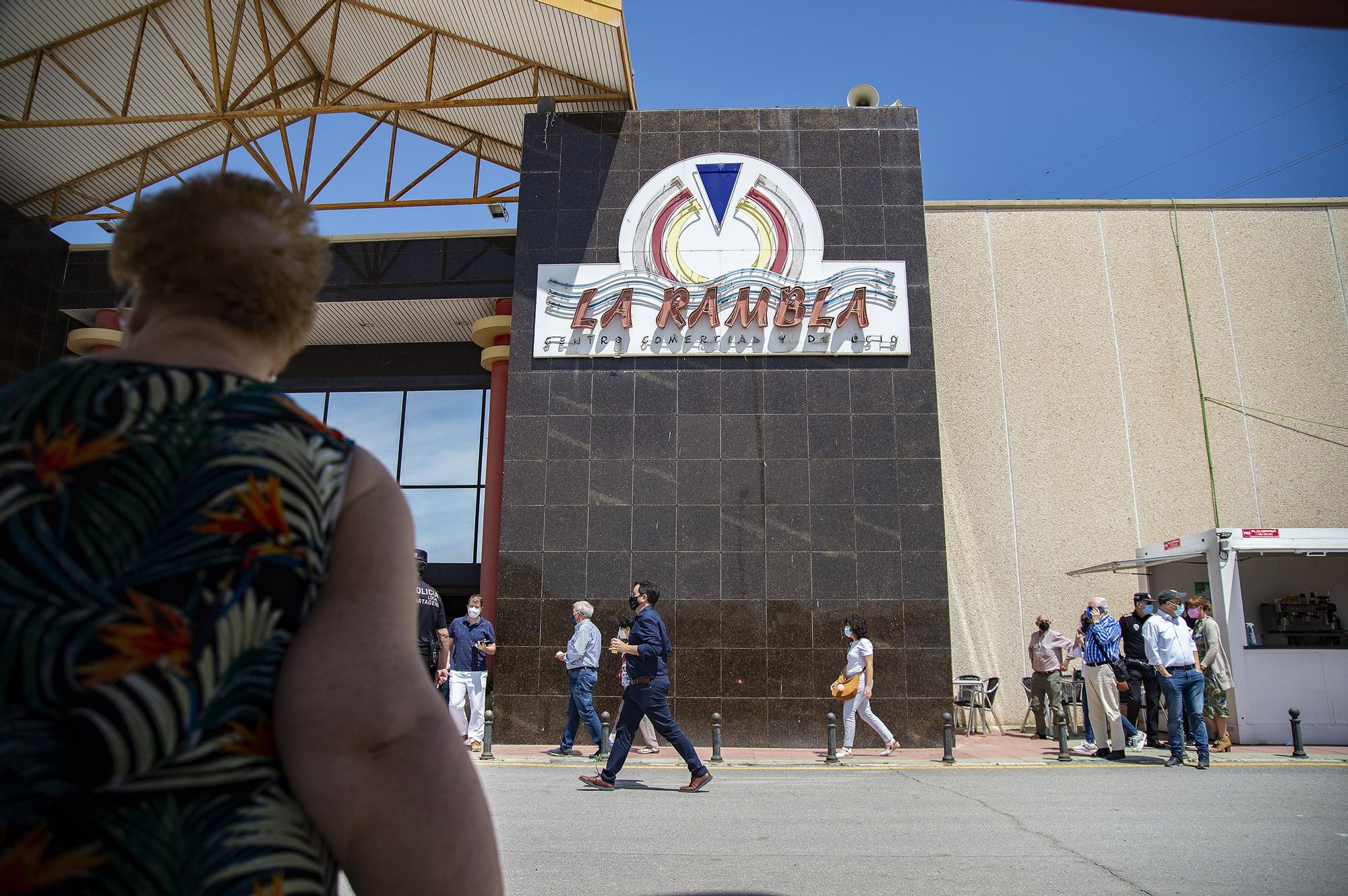 Segundo día de vacunaciones y retrasos en el Centro Comercial La Rambla