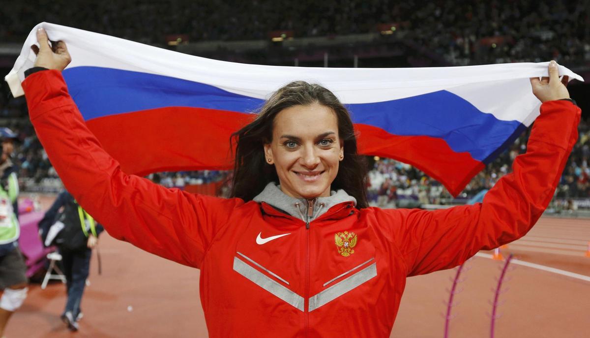 Isinbayeva con una bandera de Rusia tras una competición.