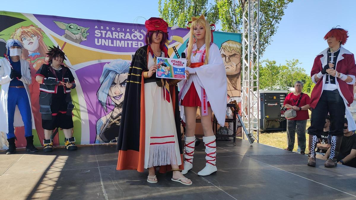 El guanyador del concurs d ecosplay d'OtakuBages rep el guardó