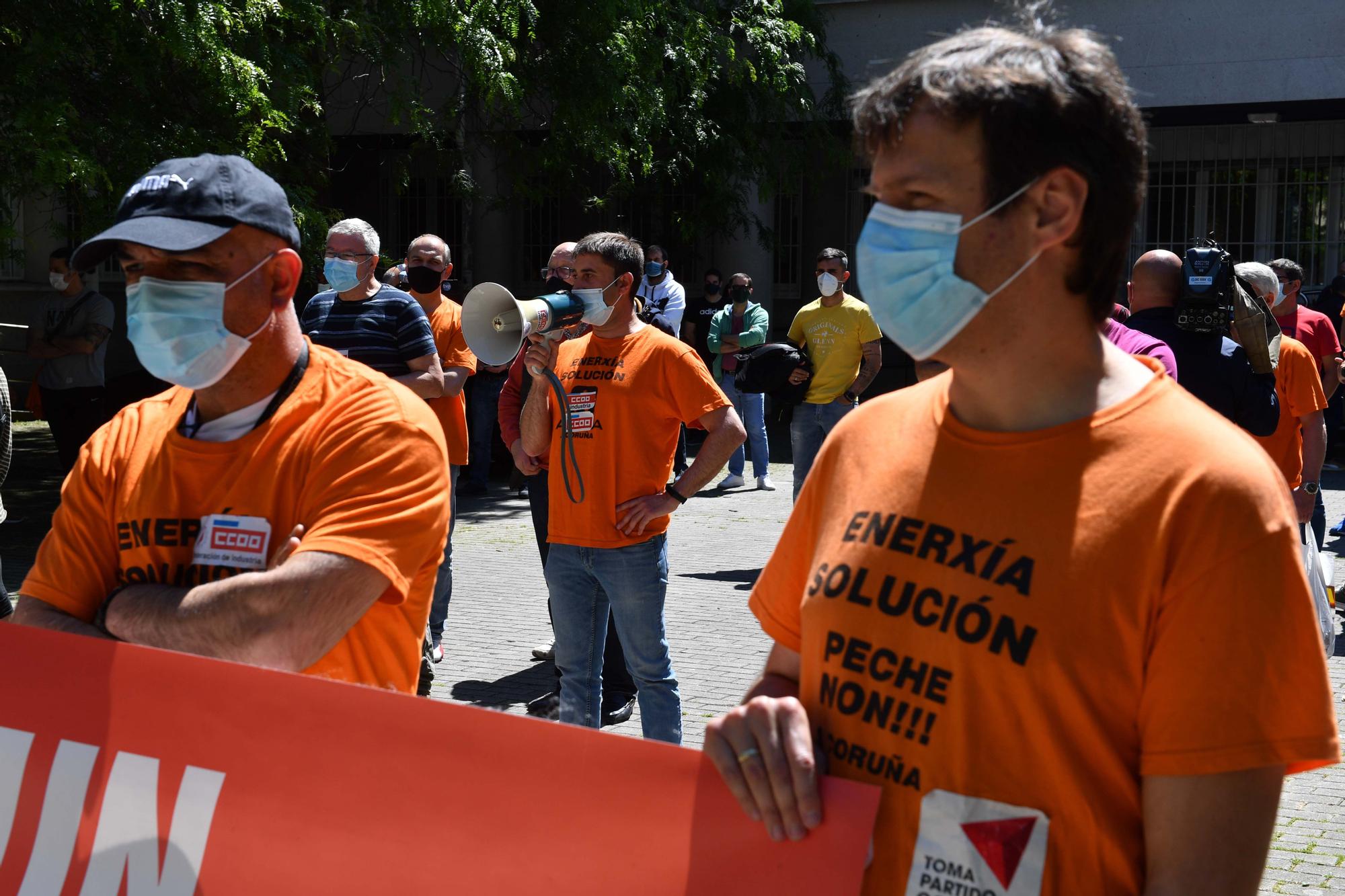 Decenas de trabajadores de Alu Ibérica se concentran ante la Audiencia de A Coruña