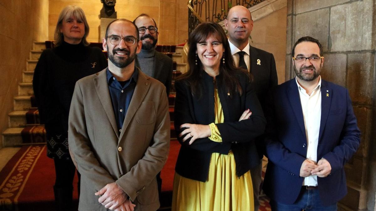 La consellera de Cultura, Laura Borràs, el alcalde de Sabadell, Maties Serracant, junto a representantes institucionales y el comisario del Any Colla de Sabadell.