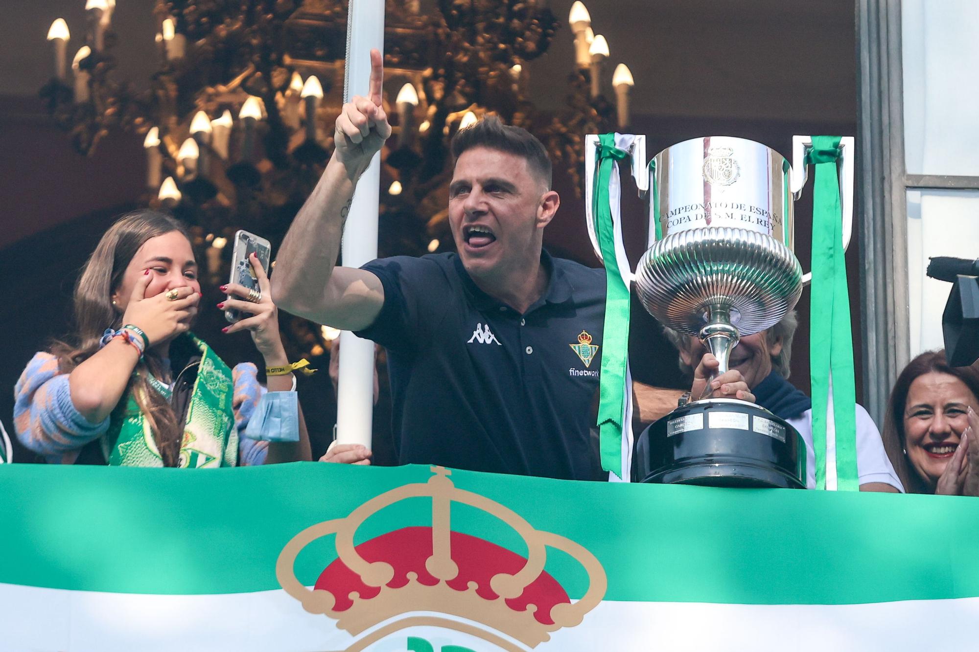 Joaquín Sánchez, capitán del Betis, durante las celebraciones posteriores a ganar la Copa del Rey de fútbol.